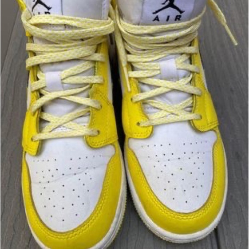 Sneakers, Nike Jordan’s, Yellow and White. Size 51/2